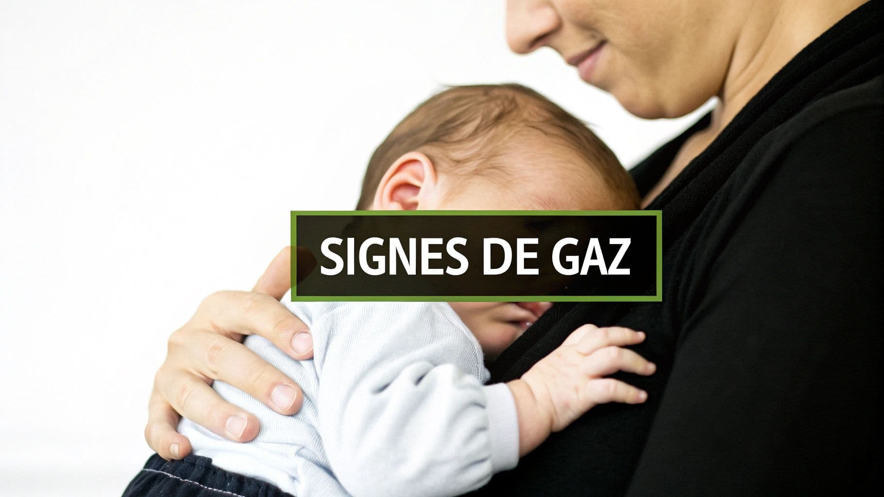 Une mère tient tendrement son bébé endormi sur son épaule, avec le texte « SIGNES DE GAZ » superposé.